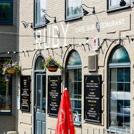 Oyo Ruby Pub & Hotel Brighton Екстер'єр фото