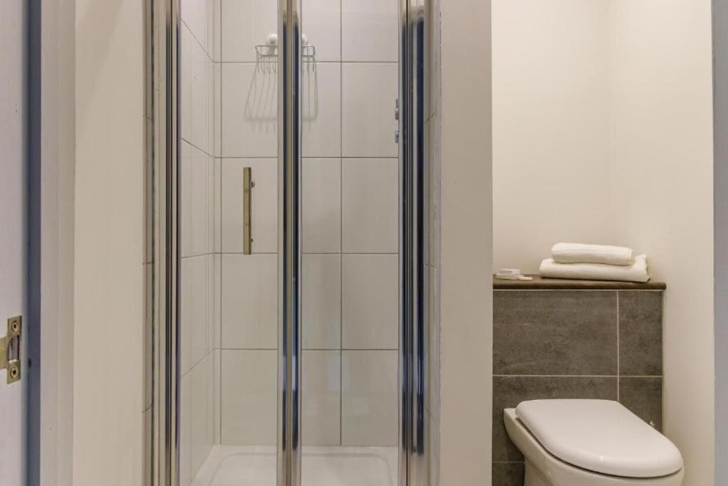 Oyo Ruby Pub & Hotel Brighton Екстер'єр фото