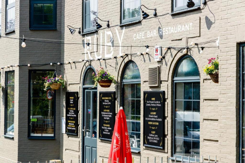 Oyo Ruby Pub & Hotel Brighton Екстер'єр фото