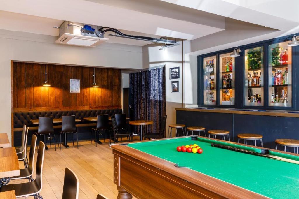 Oyo Ruby Pub & Hotel Brighton Екстер'єр фото