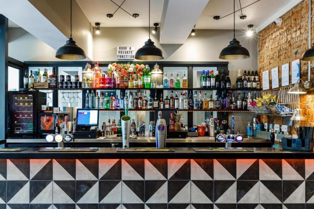 Oyo Ruby Pub & Hotel Brighton Екстер'єр фото